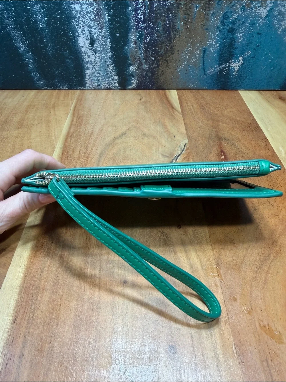 “On 34th” Macy’s Minimalist Kelly Green Zip Around Wristlet Wallet NWOT
